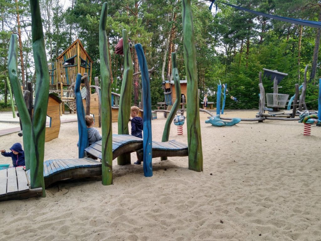 Einer der zahlreichen Spielplätze im Familienpark Senftenberger See
