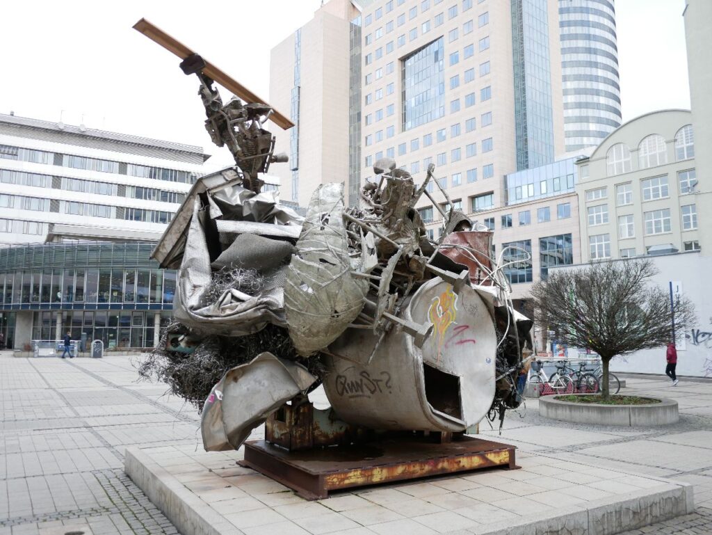 Ernst-Abbe-Platz Jena Schrottskulpturen