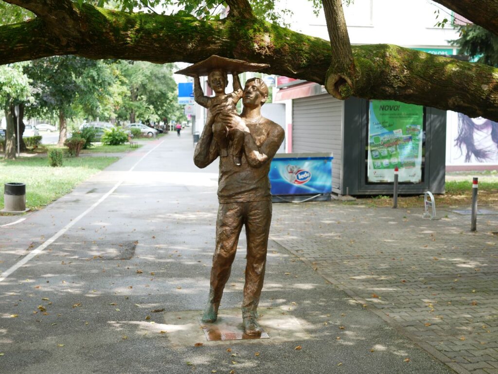 Vater und Sohn Skulptur Slavonski Brod