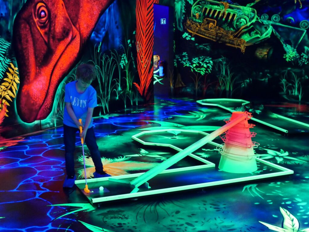 5 Welten 3D Blacklight Minigolf Halle (Saale)