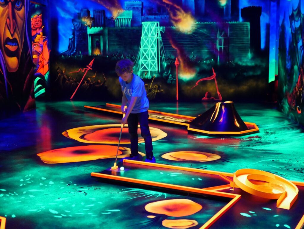 5 Welten 3D Blacklight Minigolf Halle (Saale)