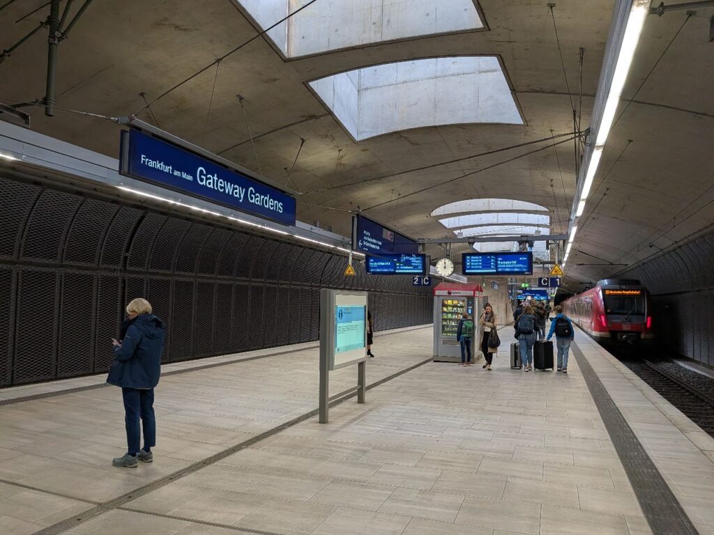 Frankfurt Gateway Gardens Haltestelle S-Bahn
